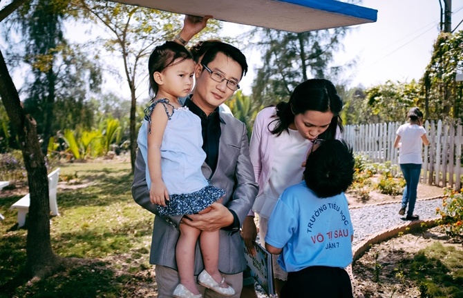 Hoàng Bách khoe vợ đẹp con xinh trong MV đón Tết